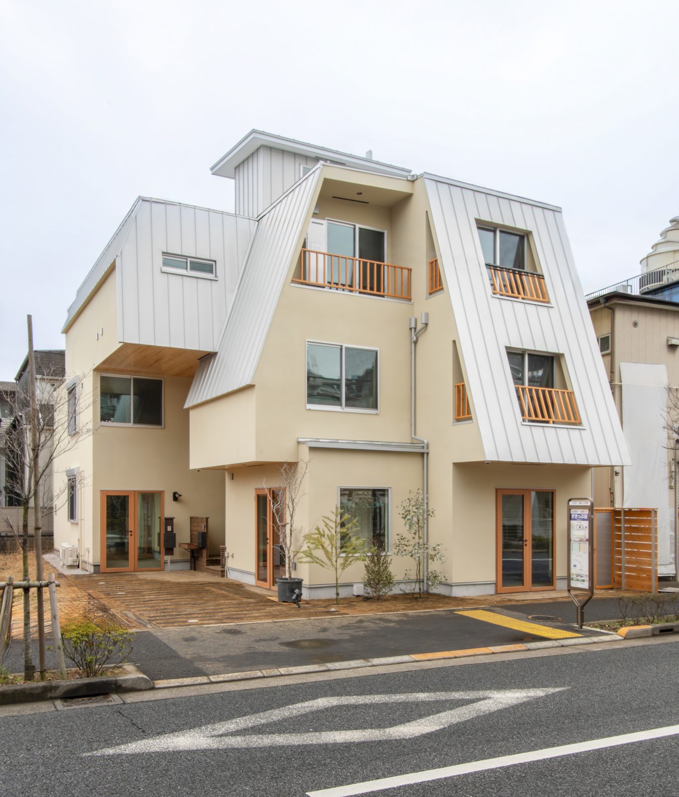 バス停前の長屋