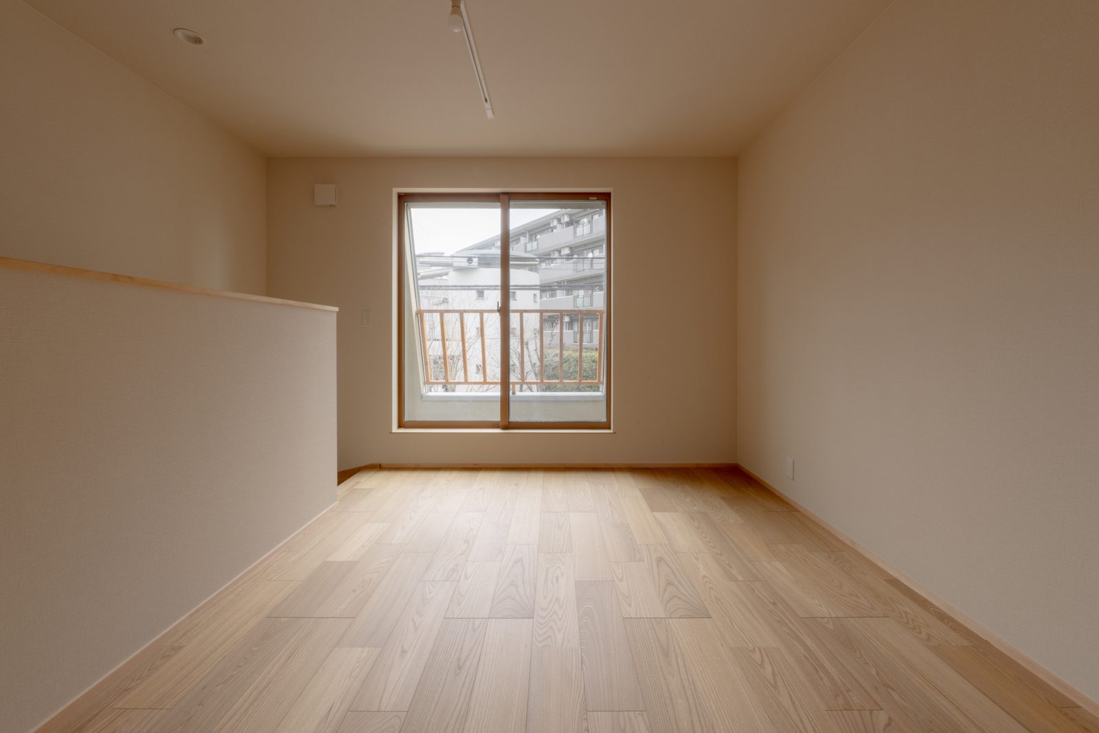 バス停前の長屋