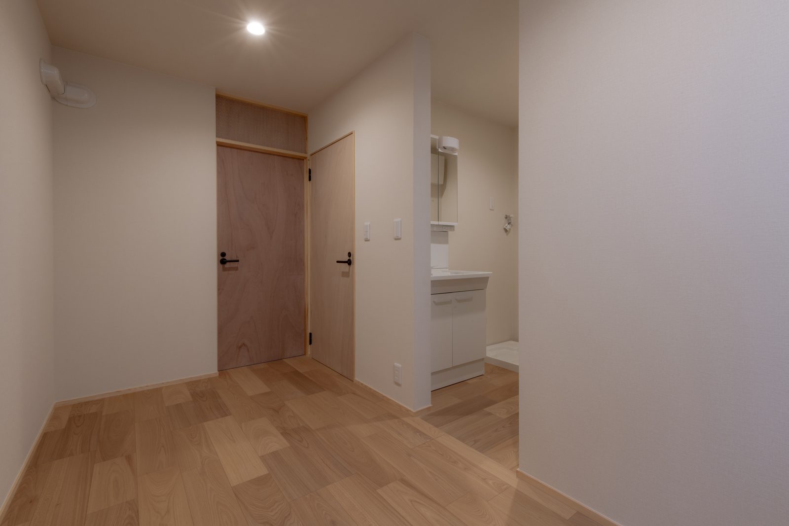 バス停前の長屋