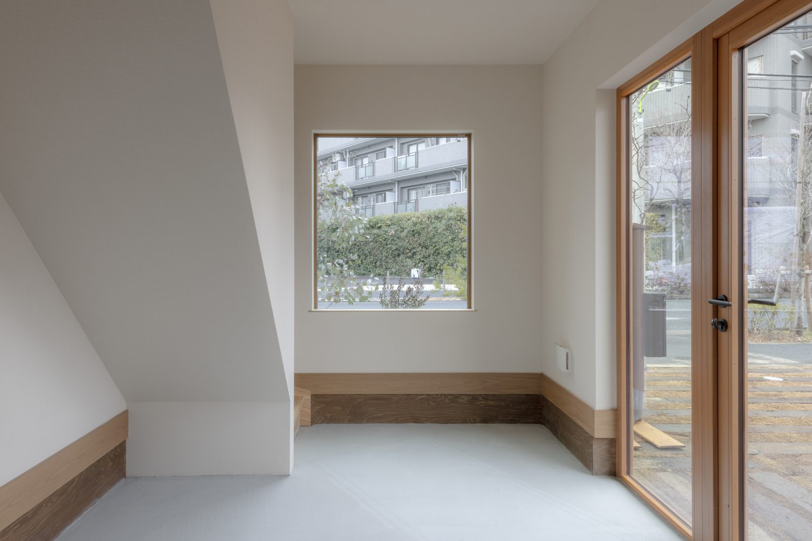 バス停前の長屋