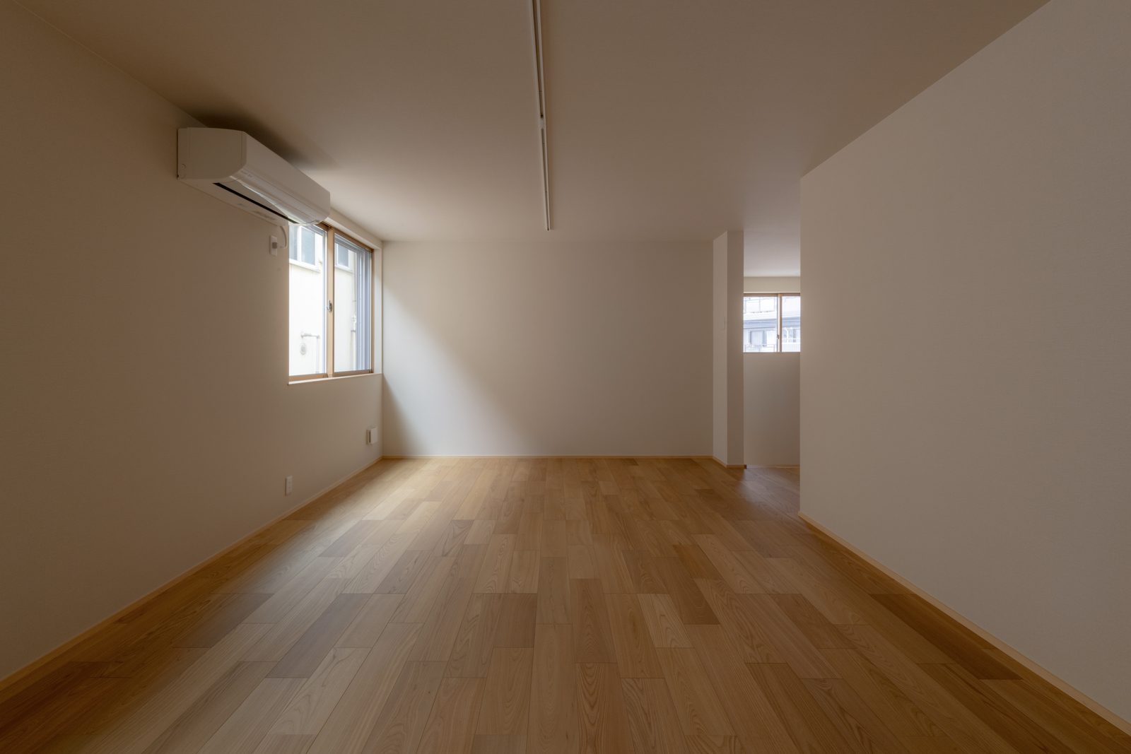 バス停前の長屋