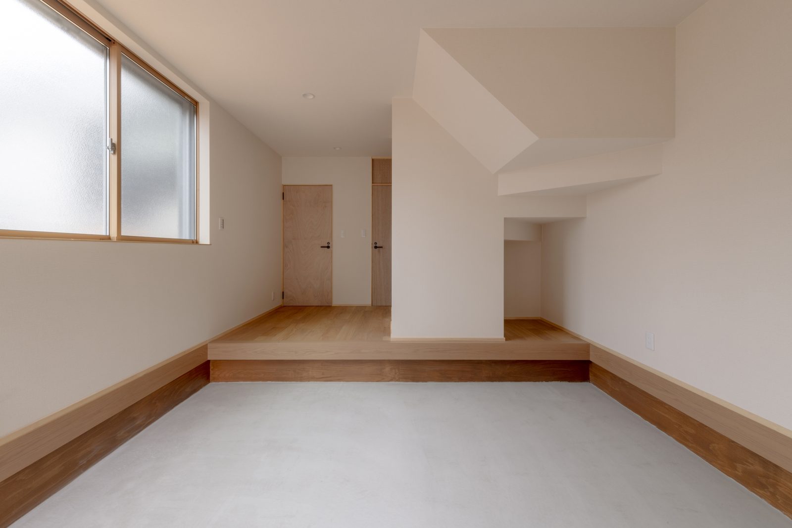 バス停前の長屋
