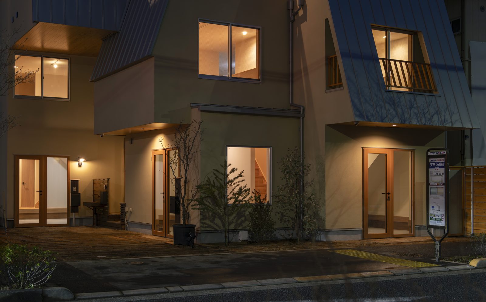 バス停前の長屋
